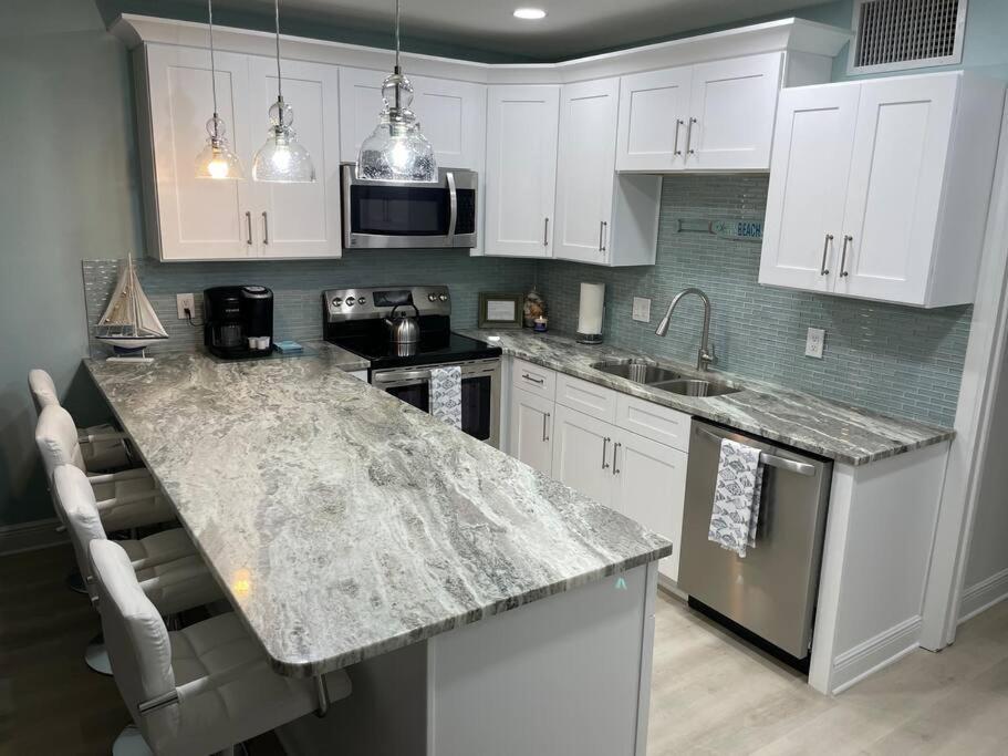 Beachfront Condo On Quiet Treasure Island- 1 Bed St. Pete Beach Exterior photo