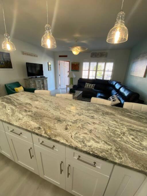 Beachfront Condo On Quiet Treasure Island- 1 Bed St. Pete Beach Exterior photo