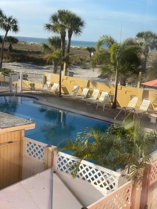 Beachfront Condo On Quiet Treasure Island- 1 Bed St. Pete Beach Exterior photo