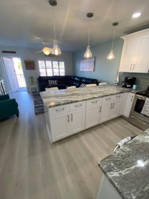 Beachfront Condo On Quiet Treasure Island- 1 Bed St. Pete Beach Exterior photo