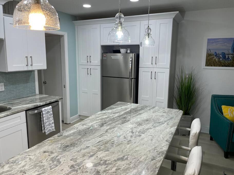 Beachfront Condo On Quiet Treasure Island- 1 Bed St. Pete Beach Exterior photo