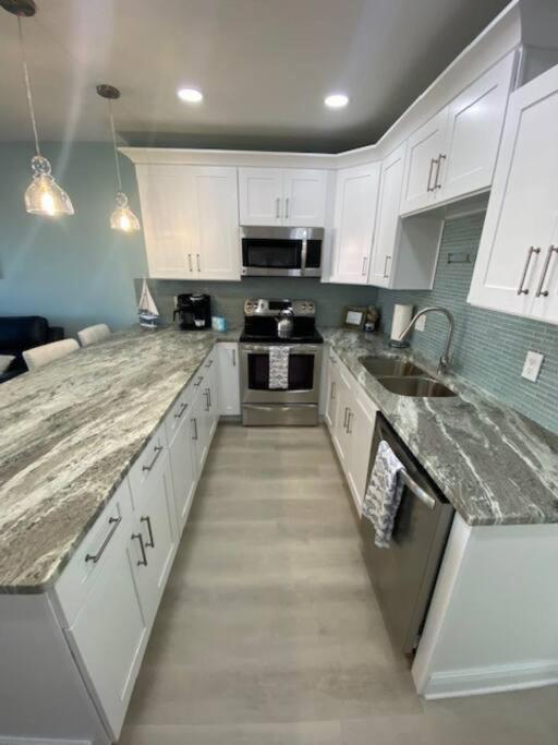 Beachfront Condo On Quiet Treasure Island- 1 Bed St. Pete Beach Exterior photo