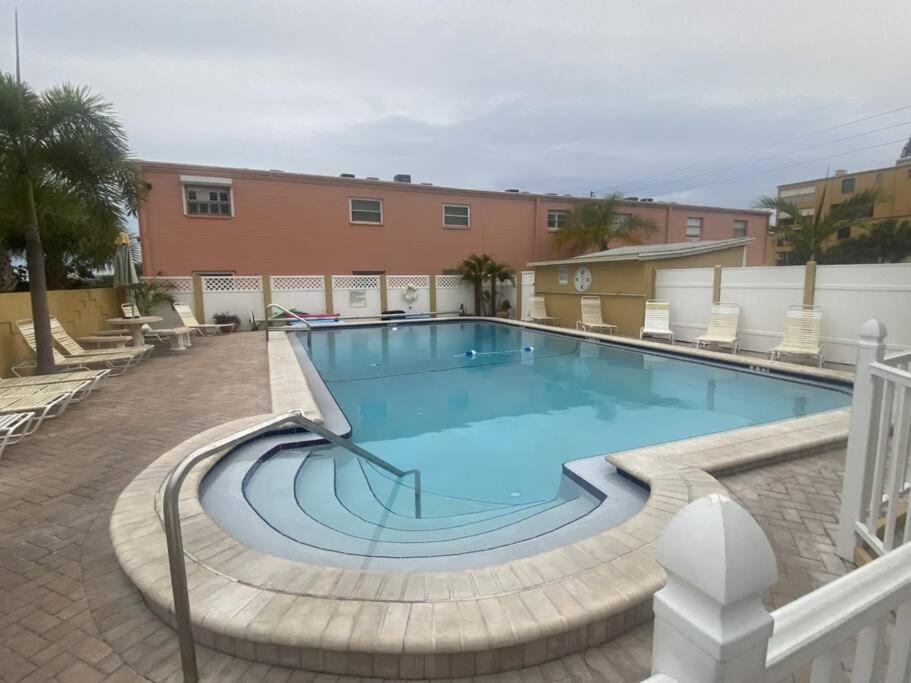 Beachfront Condo On Quiet Treasure Island- 1 Bed St. Pete Beach Exterior photo