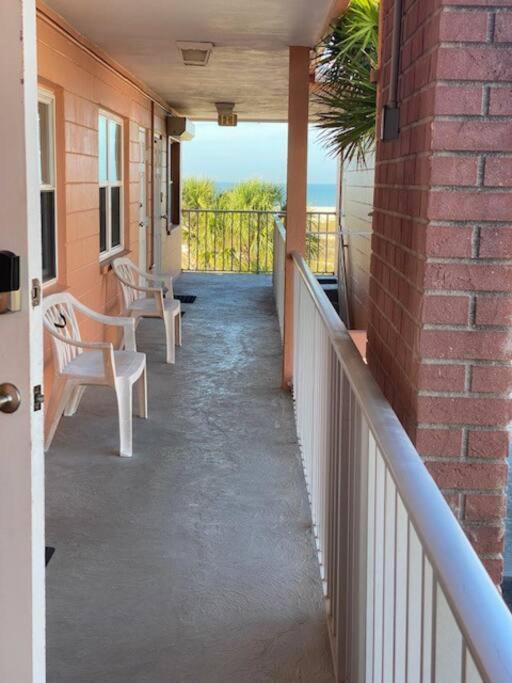 Beachfront Condo On Quiet Treasure Island- 1 Bed St. Pete Beach Exterior photo