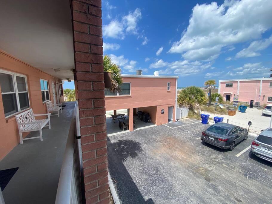Beachfront Condo On Quiet Treasure Island- 1 Bed St. Pete Beach Exterior photo